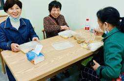 湘江世纪城小区首张“老年餐桌”开饭“老伙计”送餐上门老伙计吃饱吃好