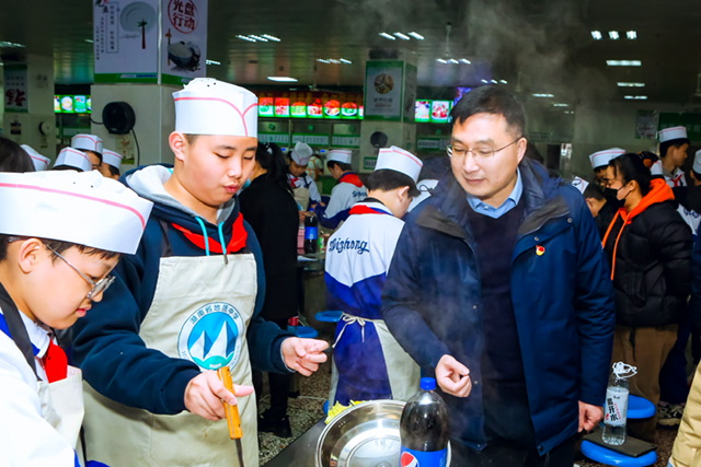 小厨们向副校长刘灿辉热情地介绍自己的烹饪作品。以下照片由学校提供