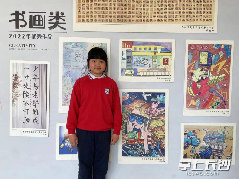 刘欣桐与她创作的作品《畅想未来》。学校供图