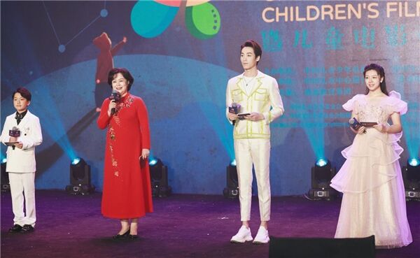 贺小语搭档央视著名主持人鞠萍姐姐共同主持中国儿童国际电影展开幕式！