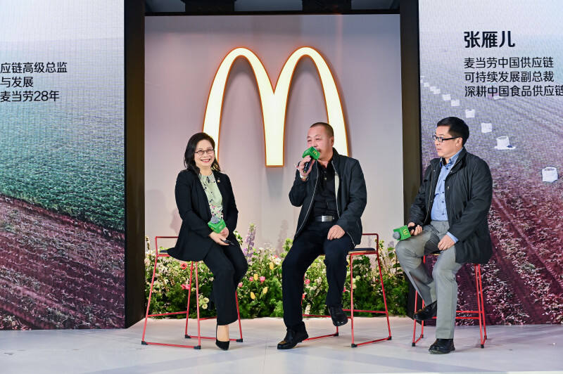 活动现场，麦当劳中国供应链可持续发展副总裁张雁儿与辛普劳公司代表及农民伙伴分享对再生农业的认知和实践