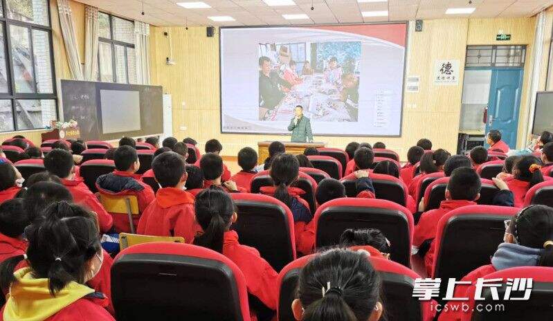 “中国好人”进校园，讲述自己的励志故事。  通讯员供图
