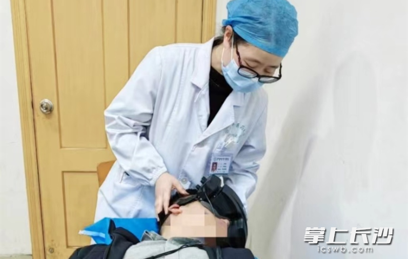 神经内科副主任医师叶海敏在为患者做相关检查。由医院供图