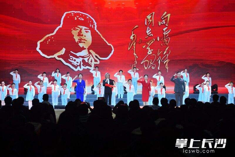 3月28日，第三次“中国文艺志愿者协会学雷锋基地”文艺惠民演出在长沙市雷锋学校举行。  均为长沙晚报全媒体记者邹麟摄