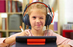 罗技面向网课的学生推出 Zone Learn 耳机，售价为 34.99 美元
