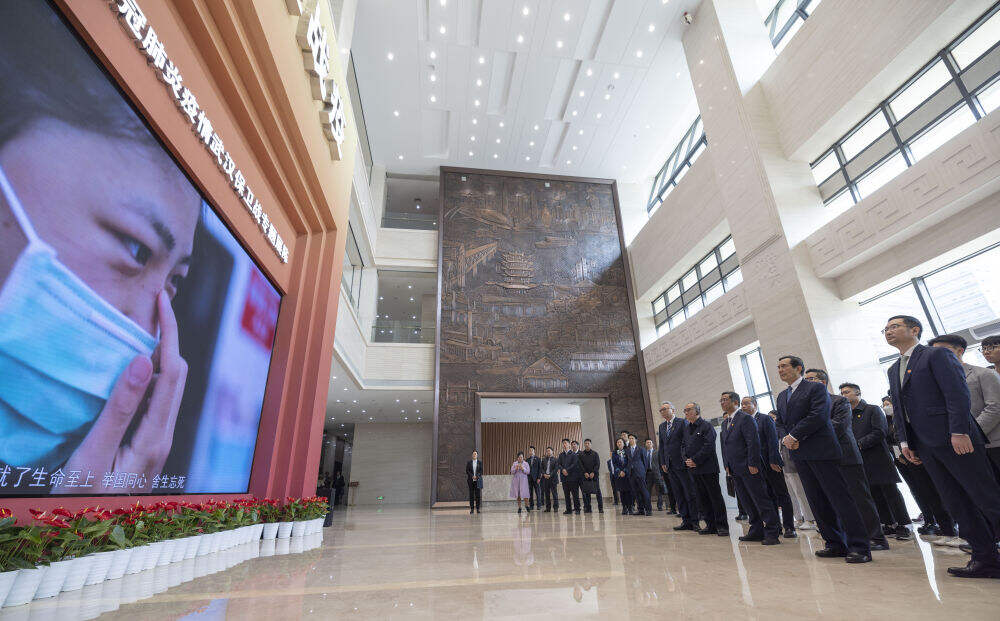 3月30日上午，马英九一行来到武汉市档案馆，参观《英雄战疫——抗击新冠肺炎疫情武汉保卫战专题展陈》。新华社记者 才扬 摄