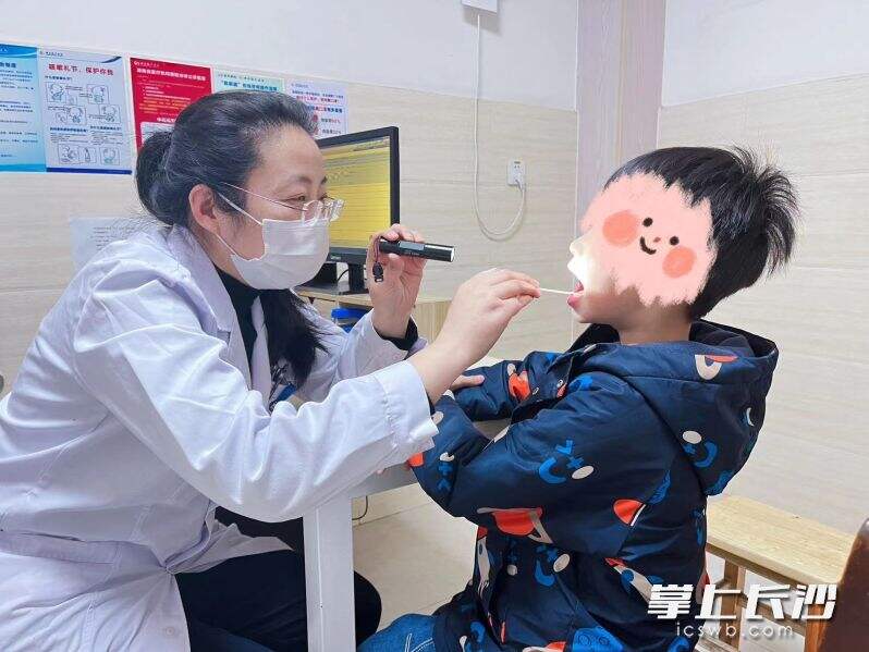 湖南航天医院的儿科医生为前来就诊的患儿做呼吸道疾病的相关检查。  医院供图
