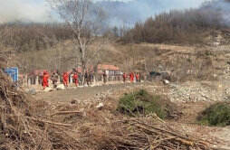 辽宁本溪山火蔓延附近村子 救援增加