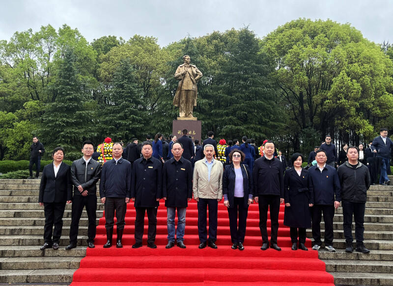 刘少奇长孙阿廖沙（前排左六）等7位刘家亲属代表，回到刘少奇故里参加清明缅怀活动。