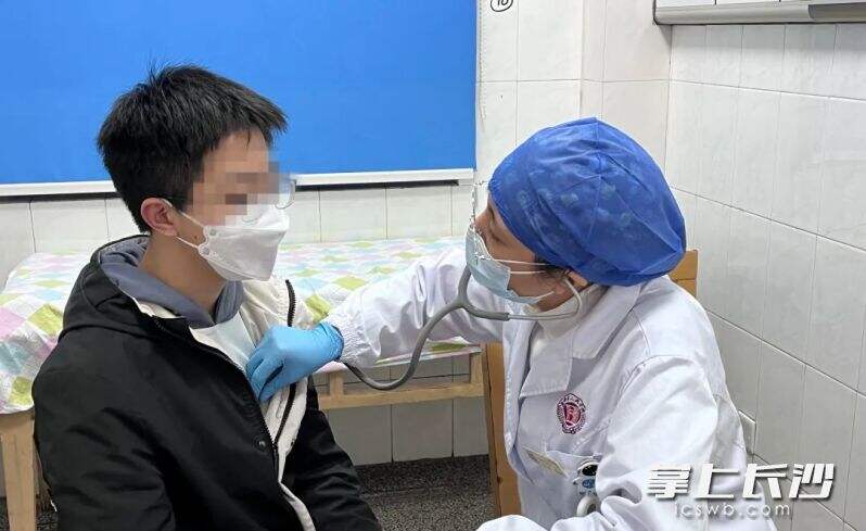 每年春季为花粉过敏的高发期，湖南省人民医院儿童门急诊来了不少就诊的儿童。均为长沙晚报通讯员 刘丹 供图