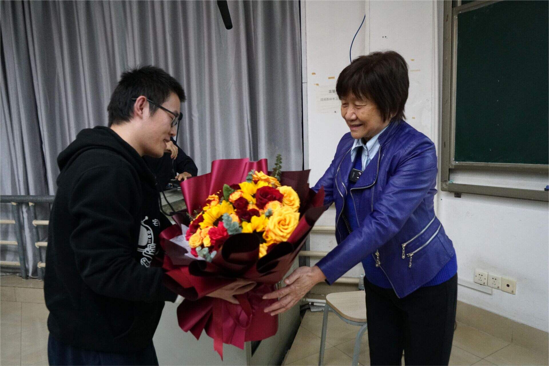 得知卢光琇教授即将迎来84岁生日，本科生代表献上了一束鲜花，感谢她亲身授课并祝愿她生日快乐。