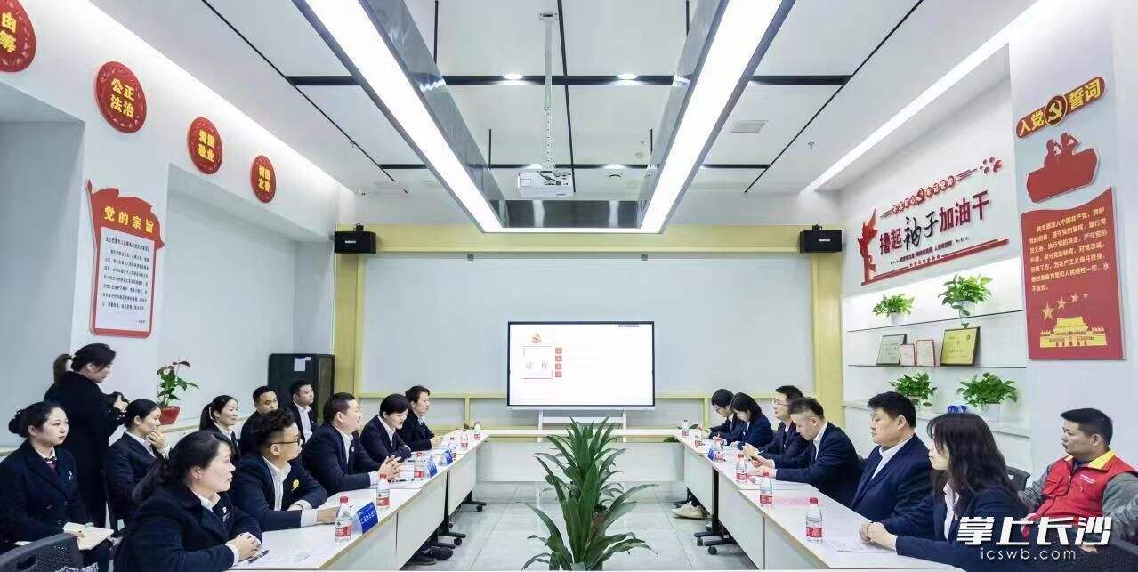 国网湘江新区供电公司举办“送服务、解难题、促发展”联点联企座谈会。