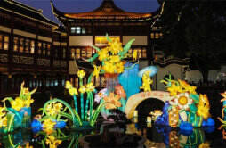 上海豫园开启“仲春花朝节” 巨型彩灯引游客打卡拍照