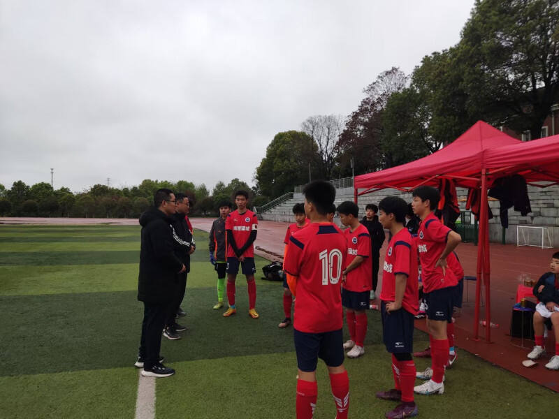 南雅望城学校对足球运动非常重视，校长卢明（左一）经常鼓励和指导运动员训练。长沙晚报通讯员 徐淼 供图