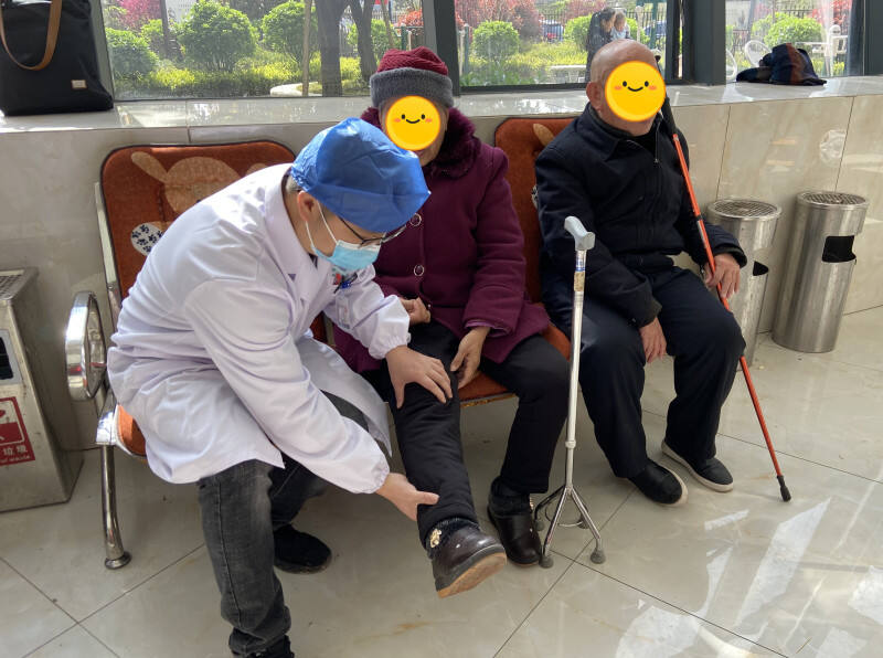 中医科到敬老院为老年人进行健康检查。