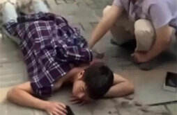 一名男子被捅后趴在地上淡定玩手机