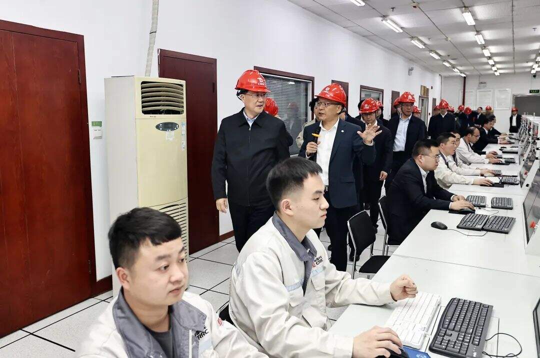 ▲4月11日下午，毛伟明在中车株洲电力机车研究所有限公司试验中心调研。