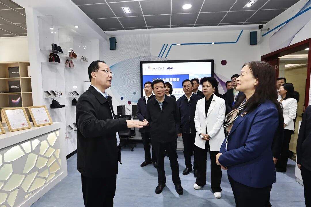 ▲4月12日上午，毛伟明在湘江实验室湖南工商大学分部调研。