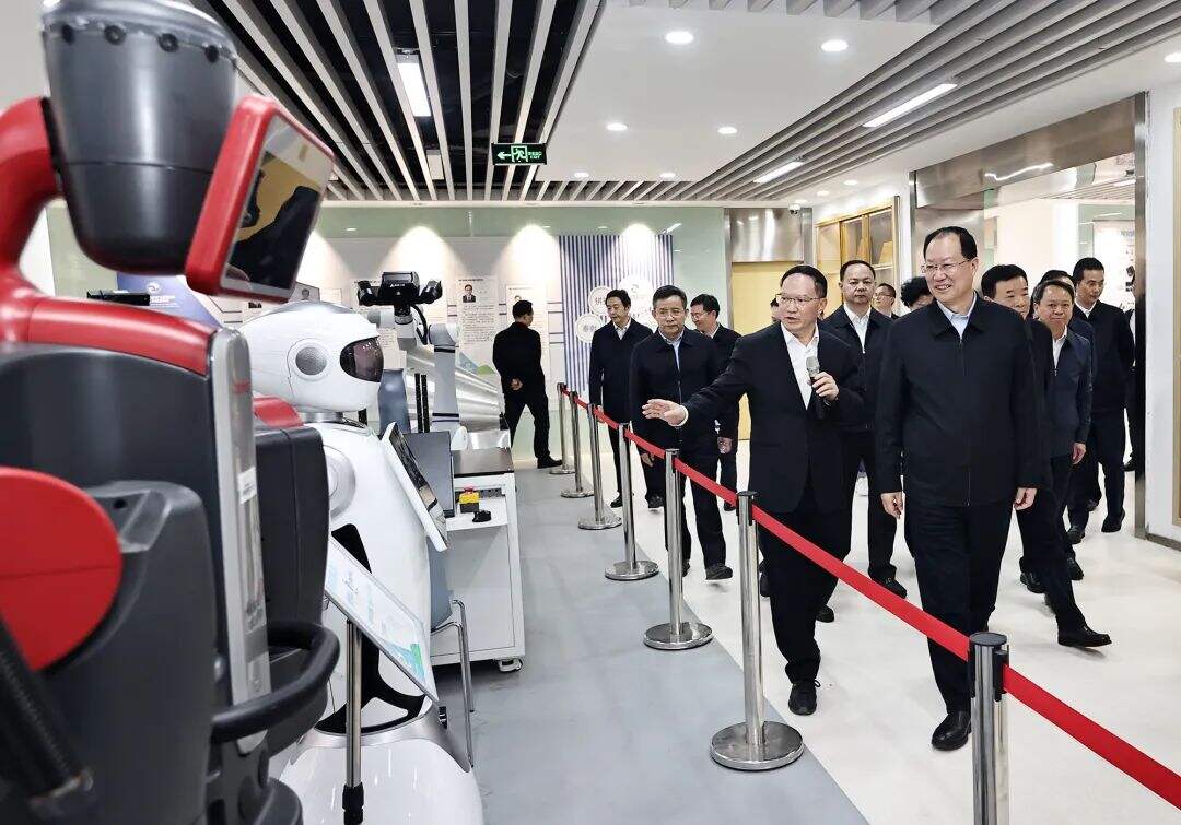 ▲4月12日上午，毛伟明在岳麓山工业创新中心（实验室）调研湖南大学机器人视觉感知与控制技术。