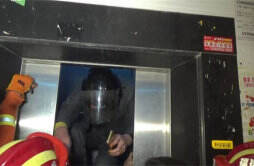 大楼停电外卖小哥被困电梯内 消防员成功救出
