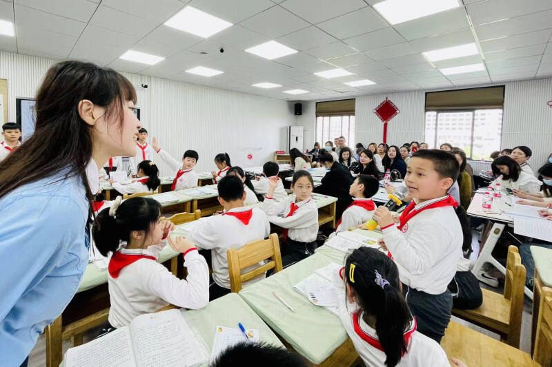 今日，砂子塘小学向全区开放以“单元整体连续性教学”为主题的12个“砂糖慧组”研讨活动。均为长沙晚报通讯员 李静 摄