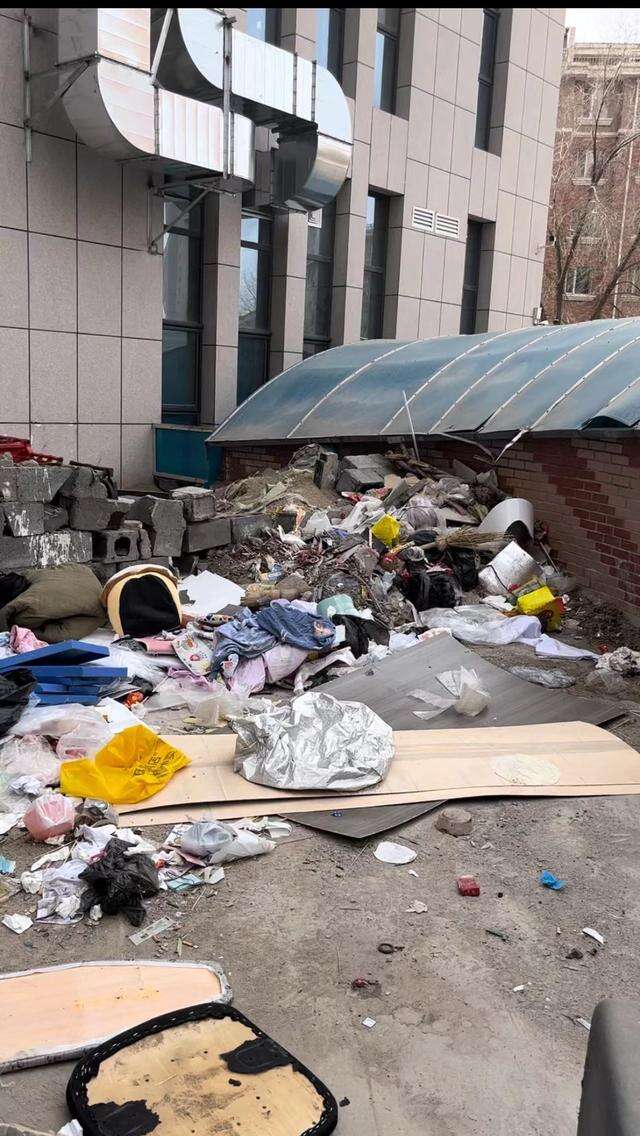 河湾银座公寓楼露天垃圾点引居民不满 物业回复：是装修垃圾堆放点