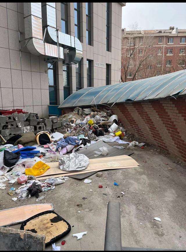河湾银座公寓楼露天垃圾点引居民不满 物业回复：是装修垃圾堆放点