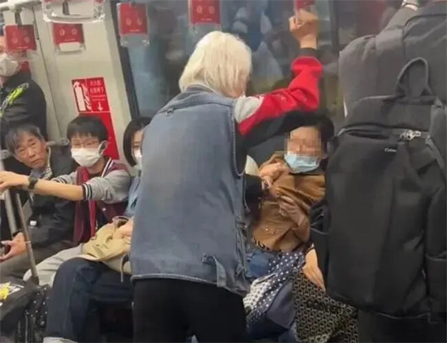 上海地铁一老人揪住女子衣领拎起强制其让座