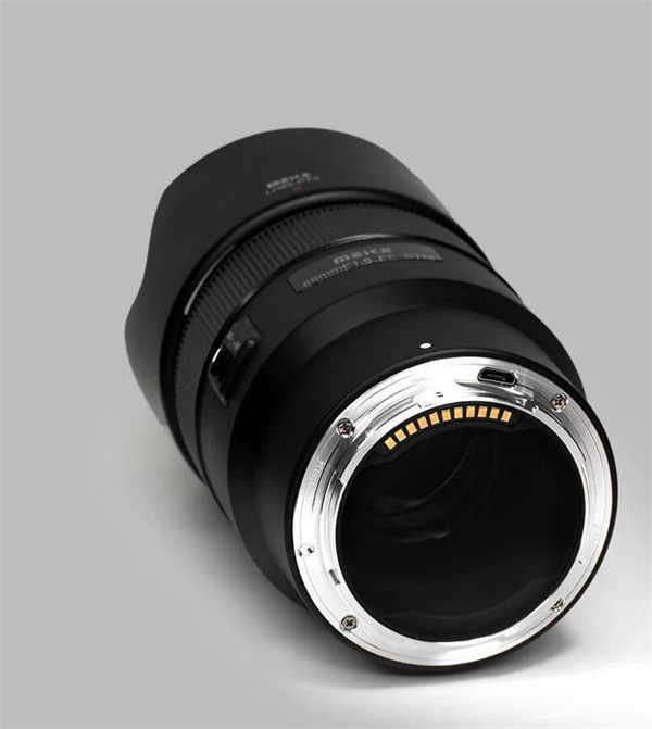 美科推出85mm F1.8 STM 全画幅人像定焦镜头 X / Z 卡口，定价 1199 元