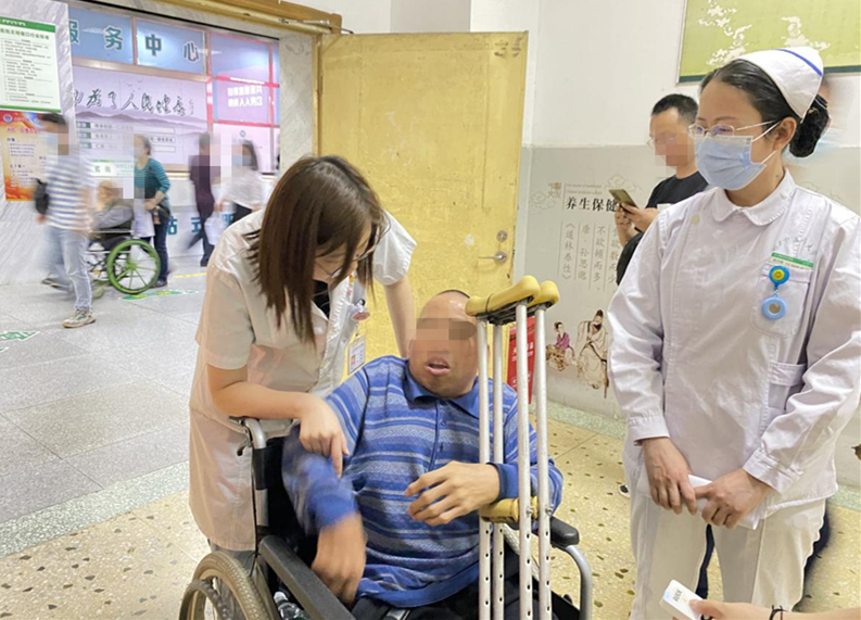 皮肤科主治医师严伊宁（左）、护士长林巧梅（右）陪同患者办理出院结算手续。