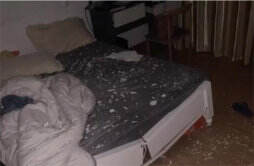 男子租房第一天踩穿地板掉到楼下出租房床上