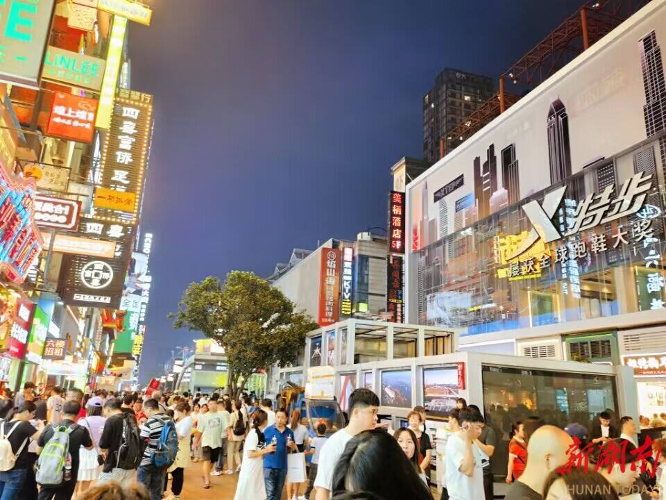 4月19日晚7时，黄兴南路商业步行街的人群。