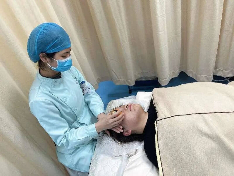 长沙市第四医院中医护理门诊开设了虎符铜砭刮痧、脐灸等中医护理项目。