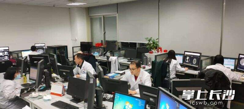 深夜时分，湖南省肿瘤医院放射诊断中心仍有许多医生在加班阅片。