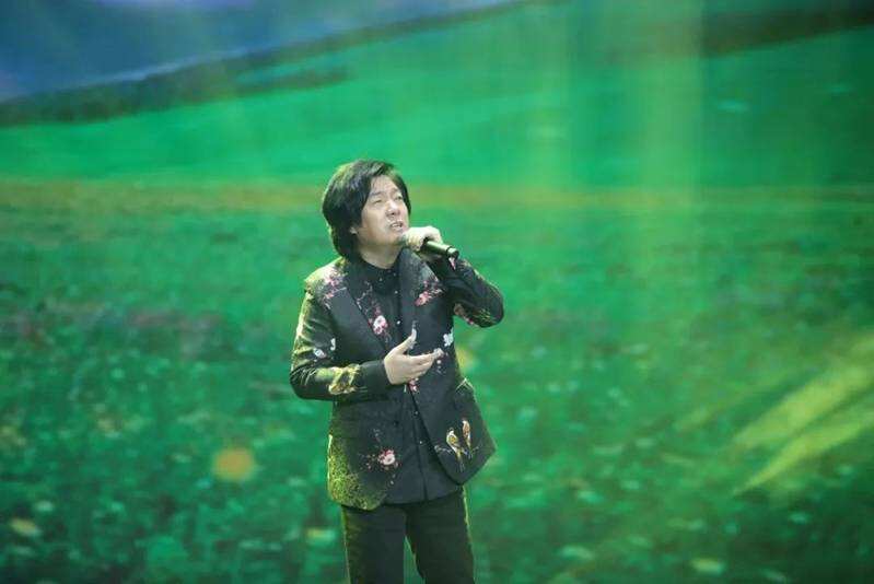 “张峻品2023音乐作品演唱会”在西安成功举办，观众称赞：视听震撼的音乐盛宴