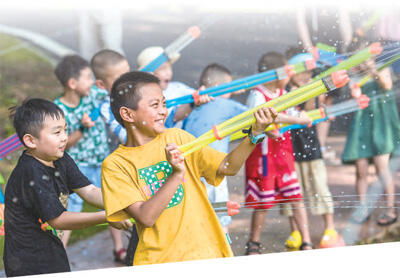 安徽省芜湖市孙村镇一家乡村房车露营地里，小朋友们在开心地打水仗。肖本祥摄（人民视觉）