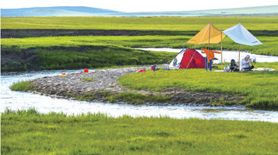 内蒙古自治区锡林郭勒盟西乌珠穆沁旗绿草如茵，游客在河畔露营。新华社记者 彭 源摄
