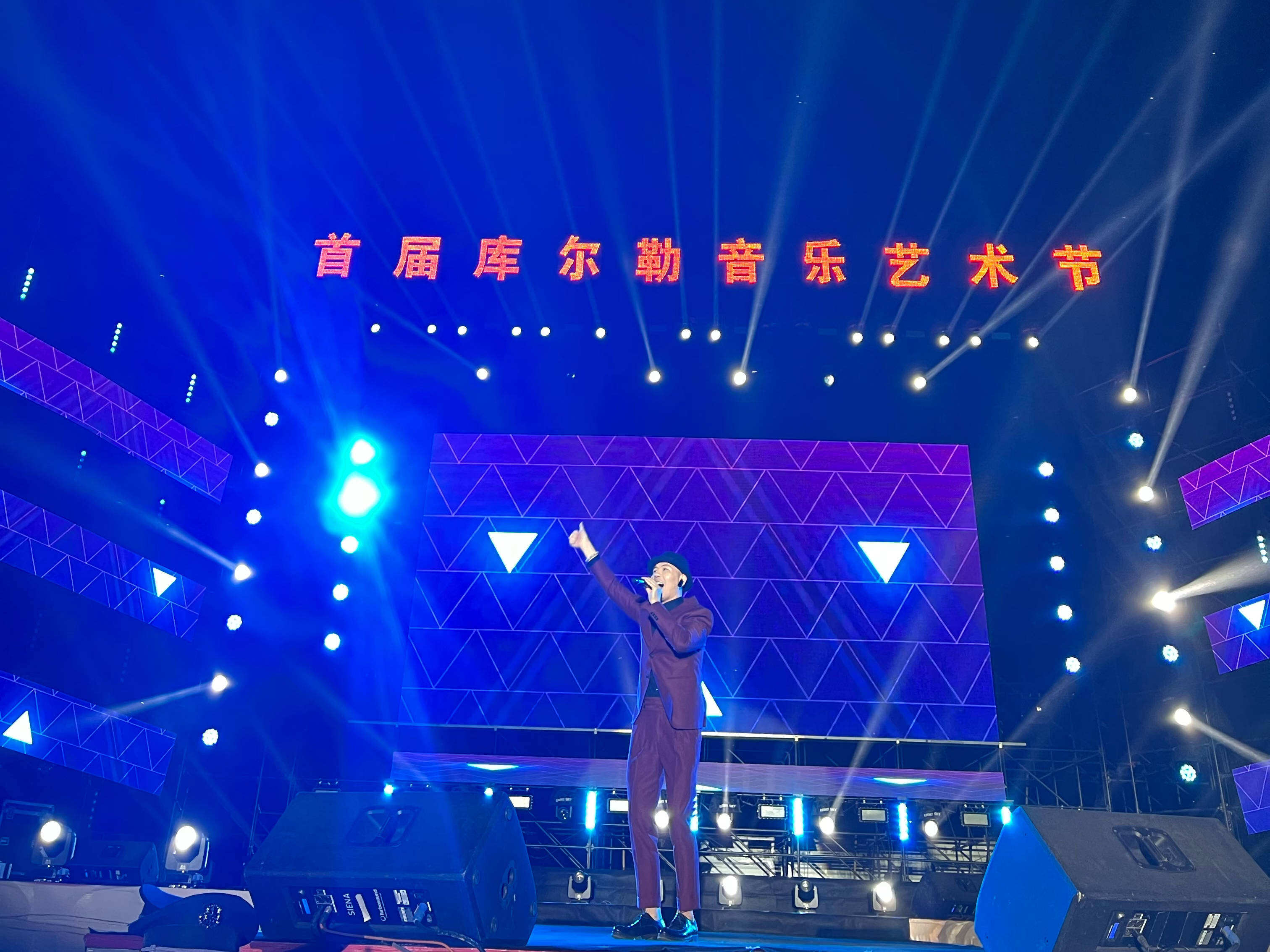 歌手聂琳峰激情唱响新疆库尔勒音乐节