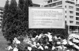 曾经被炸的中国使馆旧址前摆满了鲜花