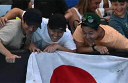 湖北一接亲队伍手持刺刀挂日本国旗 迎亲不该以戏虐的方式