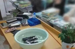 贵阳一学校20余学生手机被泡水处置 学校作出回复