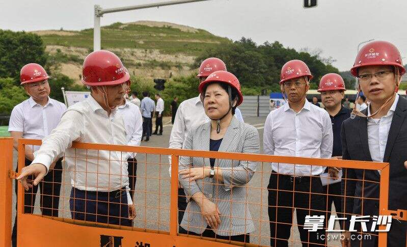 吴桂英调研新韶山路建设情况。