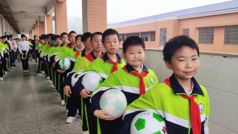 梨塘小学是全国青少年校园足球特色学校，同学们几乎个个喜欢足球。均为长沙晚报通讯员 黄婧 供图