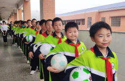 有趣！这所足球特色学校办了一场趣味足球运动会