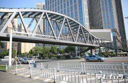 长沙市雨花区环保大道圭白路口人行过街天桥正式投入试运行