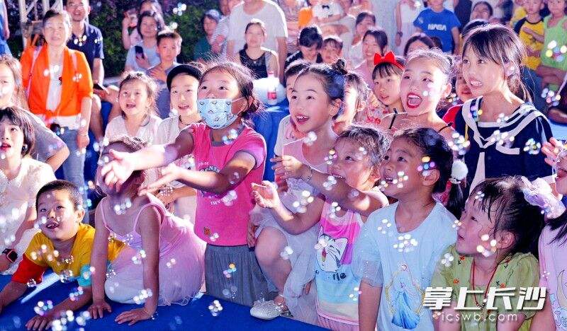 幸福桥社区快乐儿童节活动精彩纷呈，孩子们沉浸在节日的快乐中。均为长沙晚报全媒体记者 贺文兵 摄