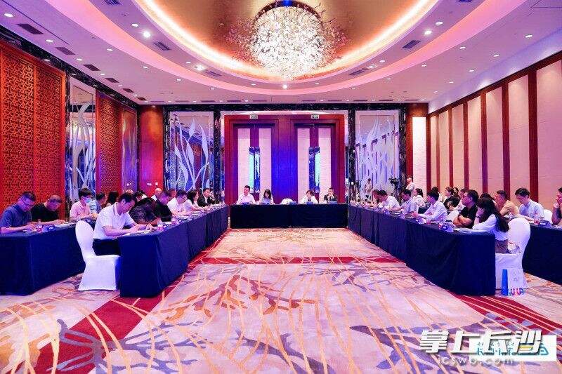 雨花招商小分队在深圳举办雨花区国家进口贸易促进创新示范区暨跨境电商招商会。