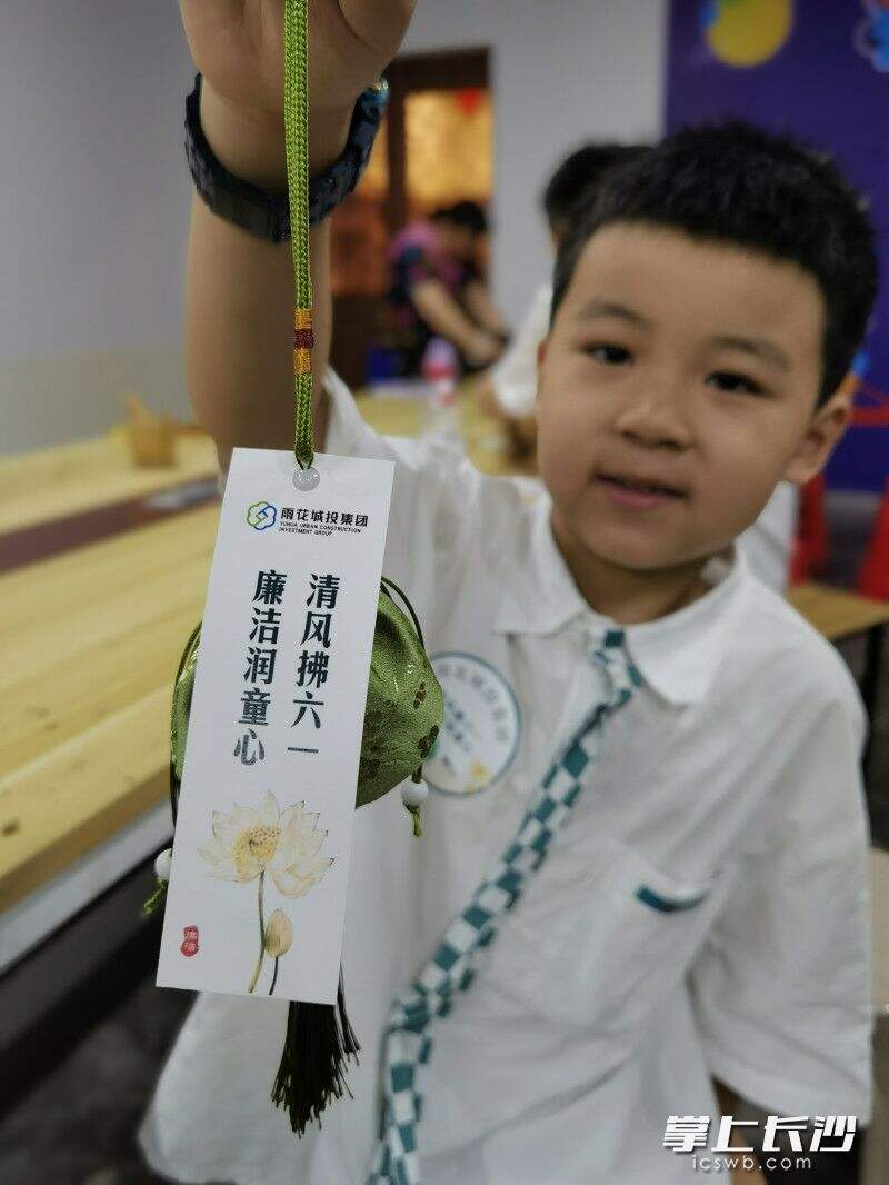 参加活动的孩子展示制作的香包。
