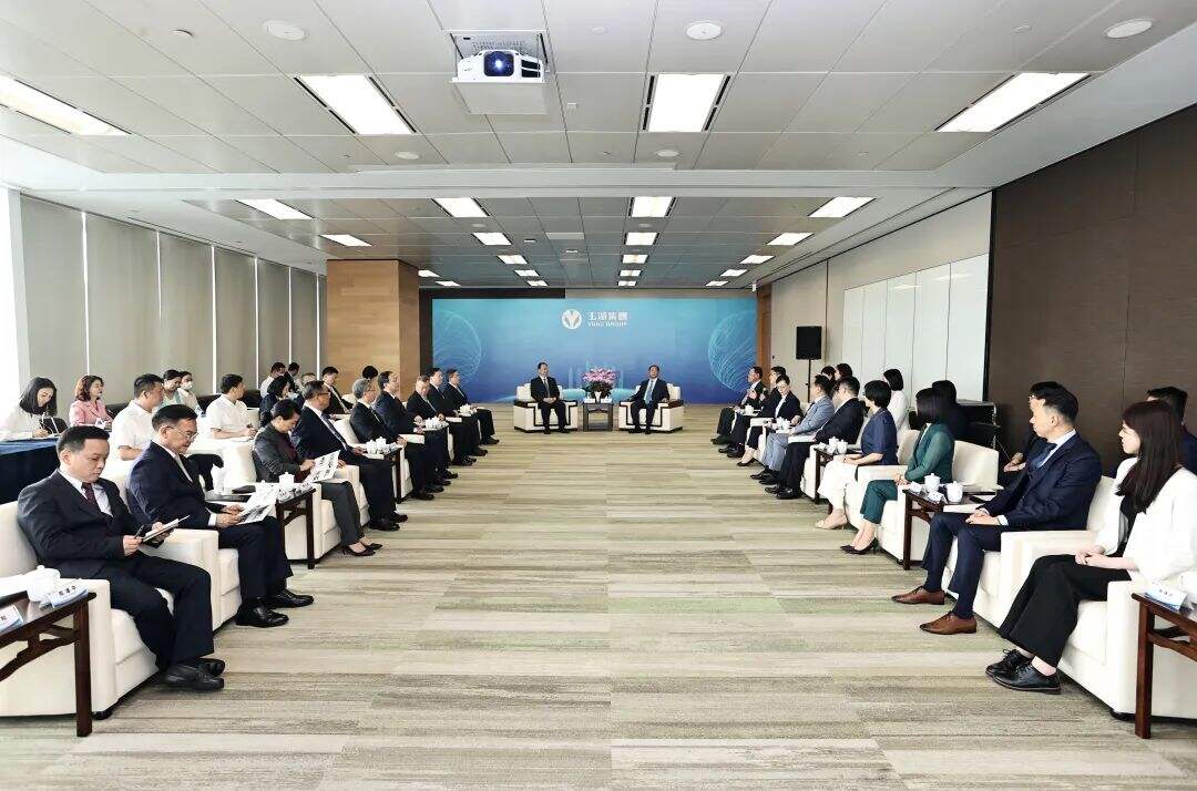 ▲5月30日下午，毛伟明与香港玉湖集团董事局主席黄向墨在港座谈。