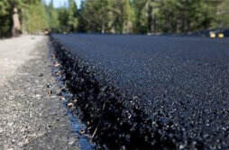 印度布地毯上浇沥青当新路 当地官员否认